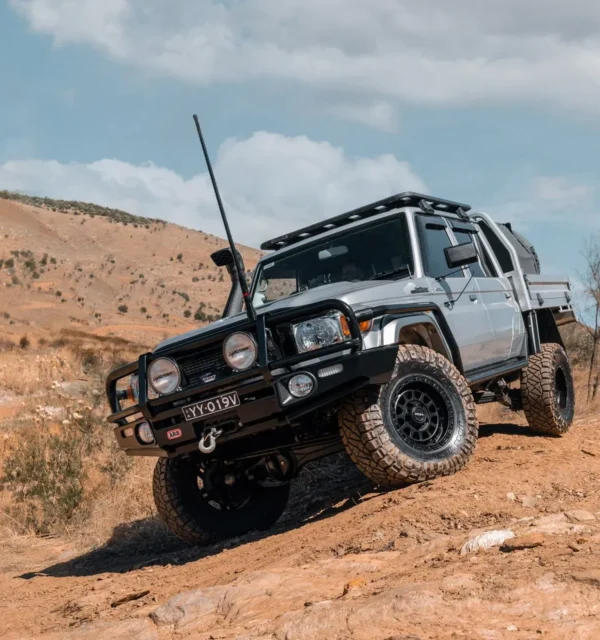 assault-wheels-79-series-landcruiser-driving-down-rocky-terrain-4x4-alloy-wheels_off-road-wheels–roh-wheels-newcastle