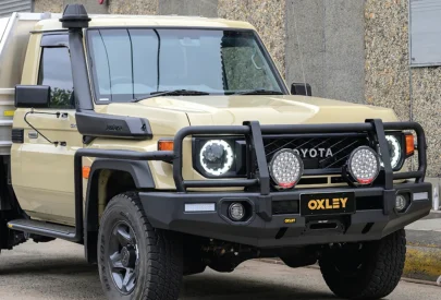 Side profile of matte black Oxley bull bar on Landcruiser 79 Series Single Cab